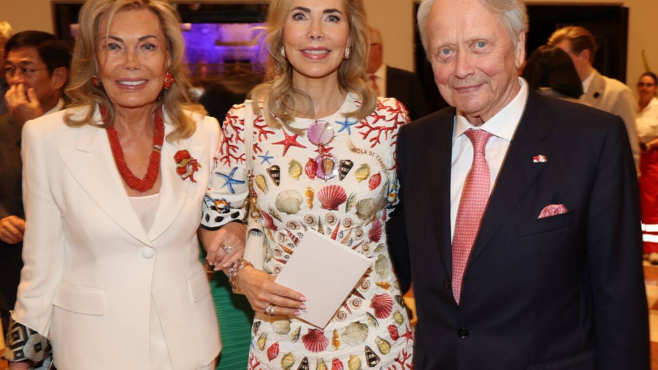 Wolfgang Porsche mit seiner Lebensgefährtin Gabriele Prinzessin zu Leiningen und deren Mutter Renate Thyssen bei einem Salzburger Festspielbesuch 2024.  