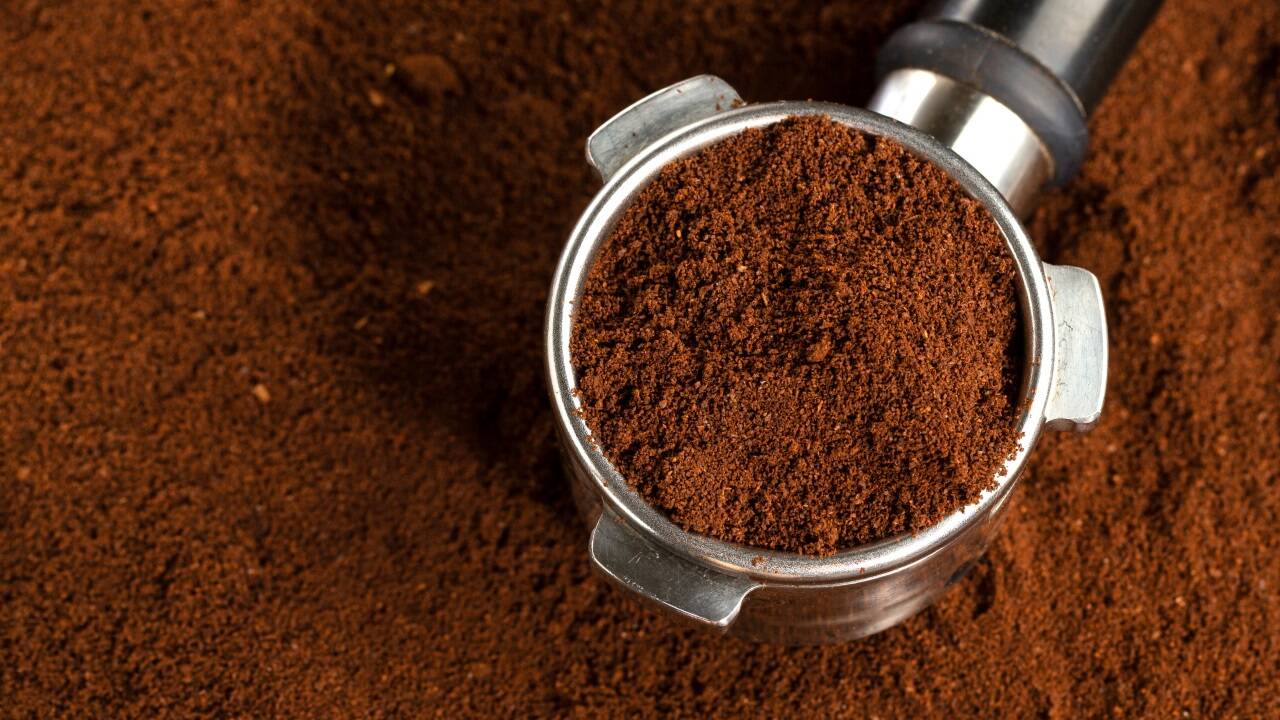 Kaffeesatz als Dünger fällt quasi in jedem Haushalt an. Kaffeesatz als Dünger fällt quasi in jedem Haushalt an.