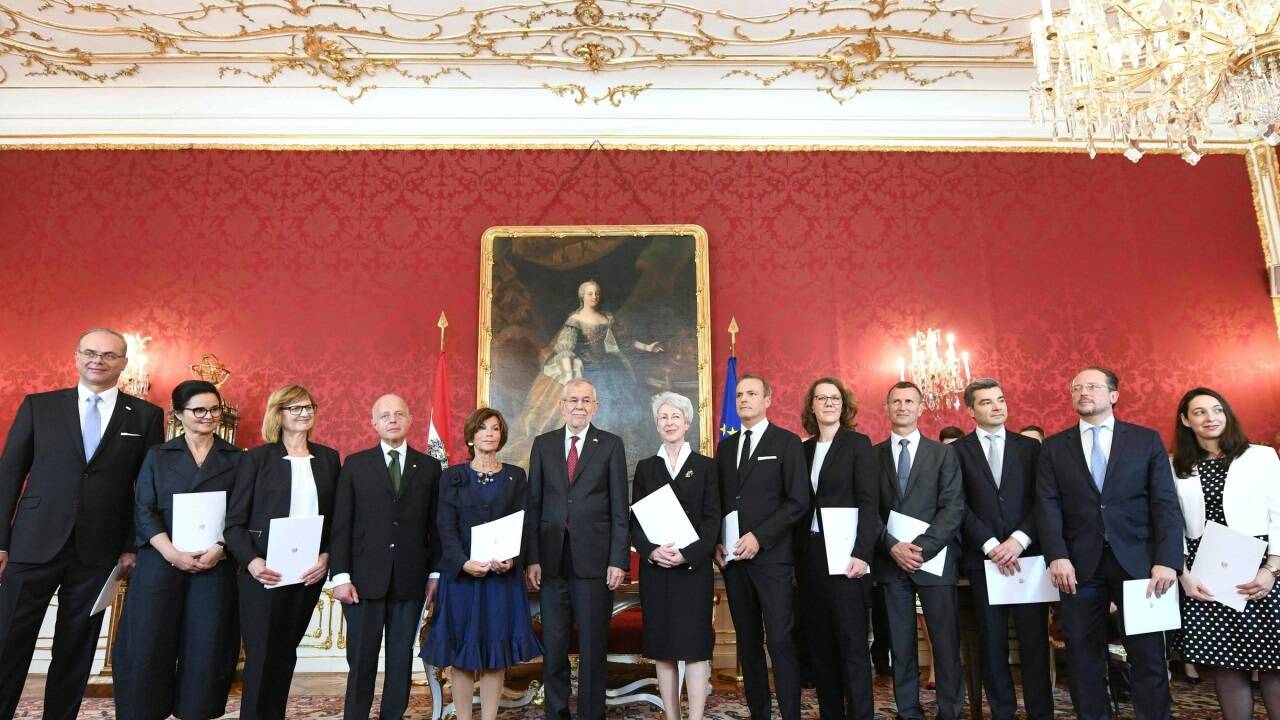 Bundespräsident Alexander Van der Bellen 2019 mit dem Expertenkabinett unter der ersten Bundeskanzlerin Brigitte Bierlein. 