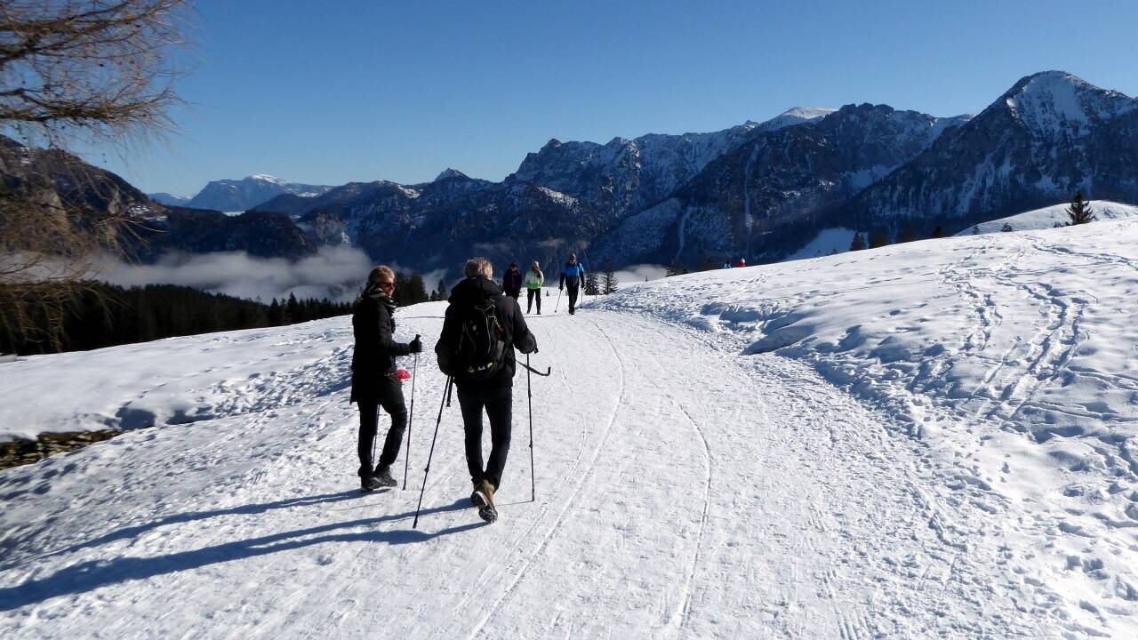 Sonnige Aussichten von den präparierten Winterwanderwegen auf der Postalm.  