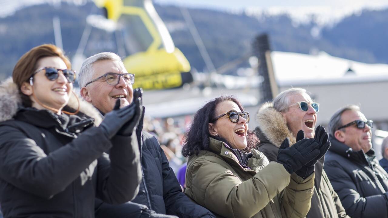 Die Salzburger Landesregierung bejubelte am Donnerstag die erste Goldmedaille für Österreich in Saalbach. Zur gleichen Zeit kam die Meldung, dass die Kinder- und Jugendhilfe heuer eine Million Euro einsparen muss.  