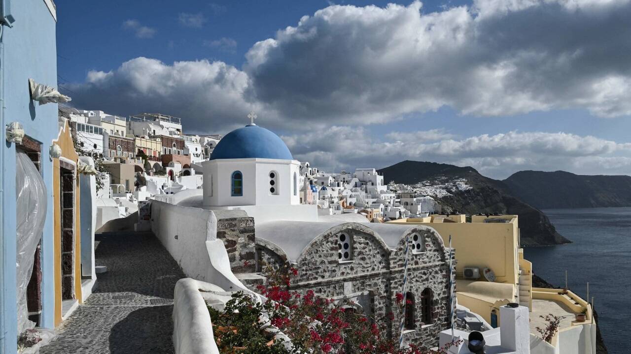 Santorin im Winter 2025: Sonnenschein, aber unter Wasser bebende Unruhe.  