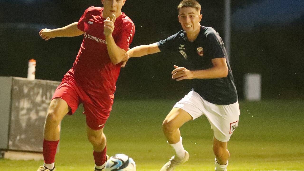 Leonard Hausbacher (r.) ist das hoffnungsvollste Talent der Anifer in der Salzburger Liga.  