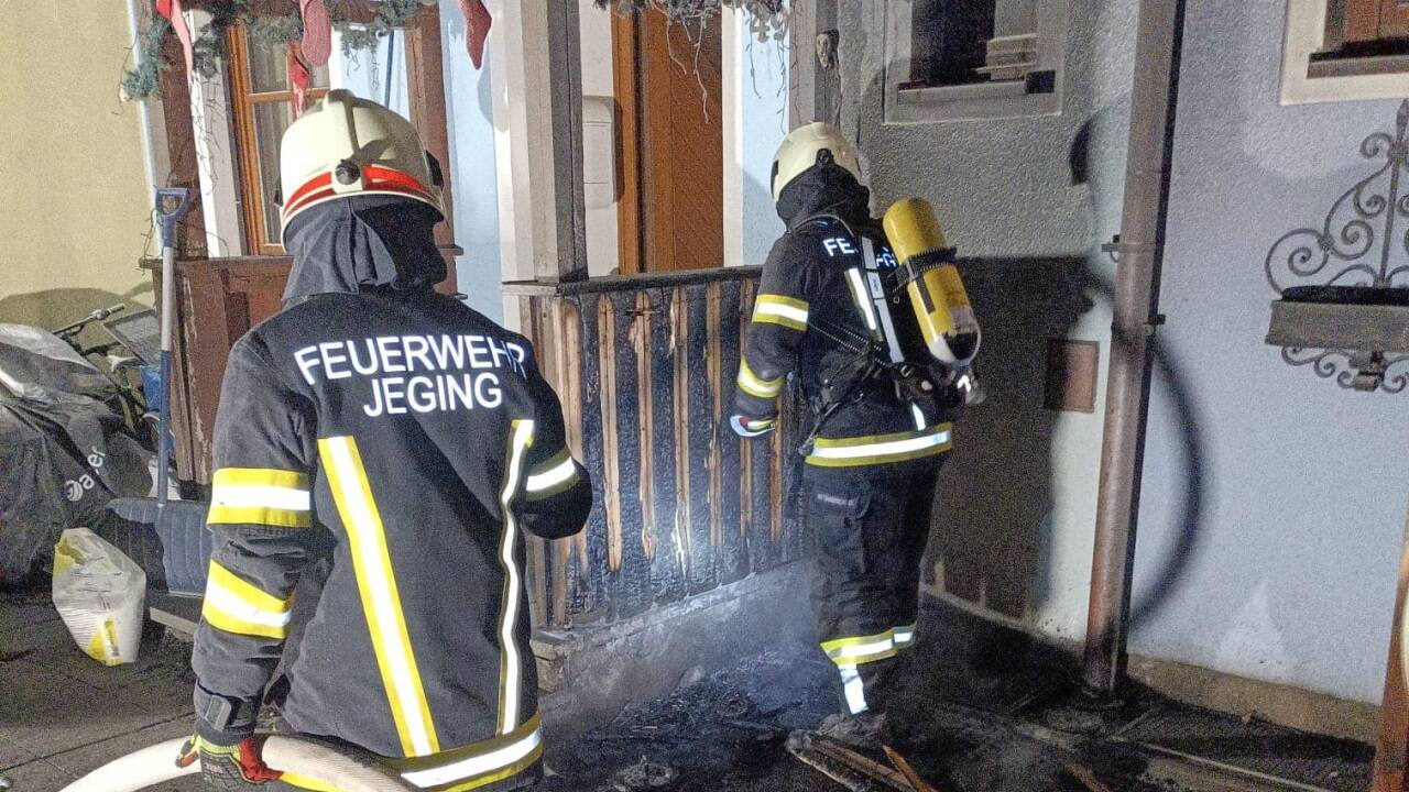 Einsatzkräfte der Freiwilligen Feuerwehren Jeging und Pfaffstätt konnten das Feuer relativ rasch unter Kontrolle bringen.  