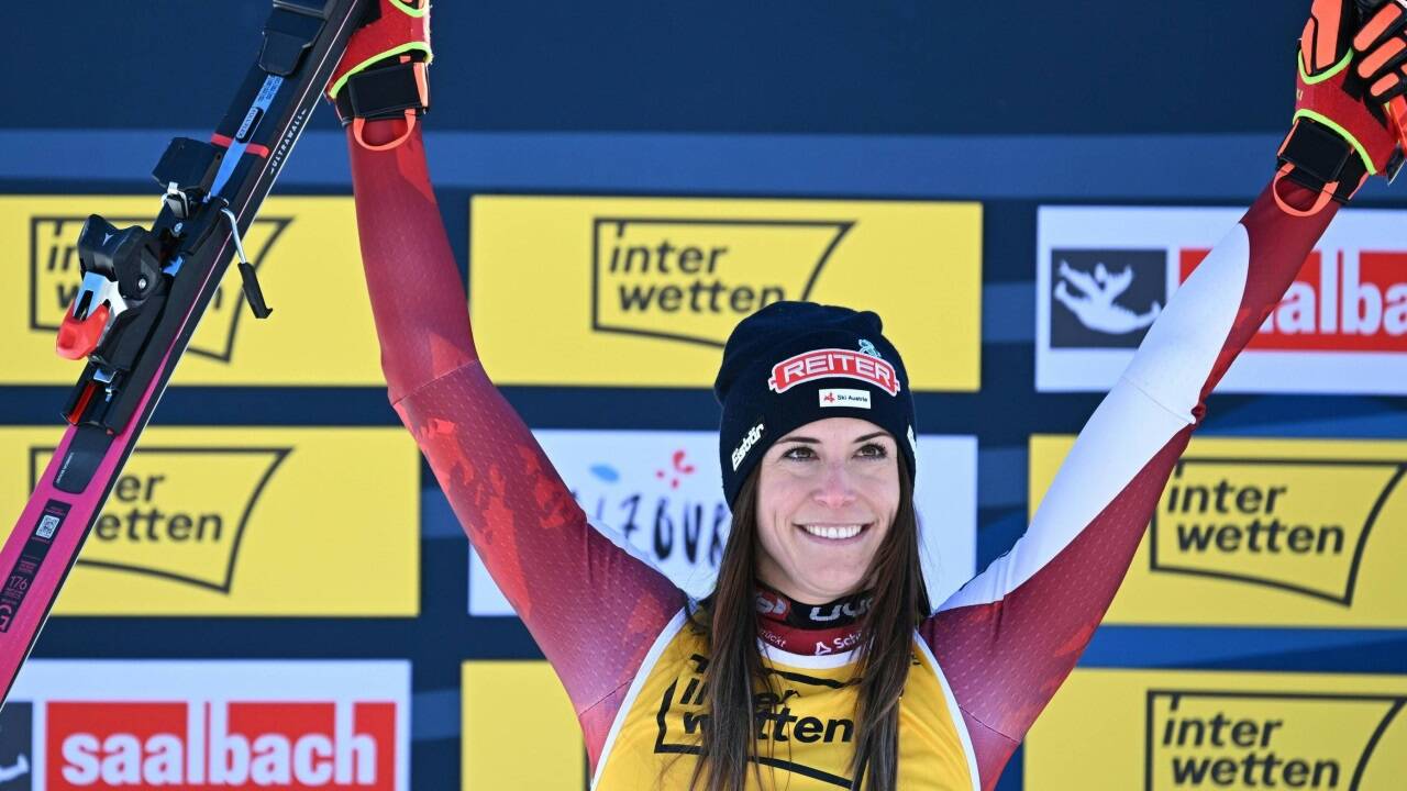 Mirjam Puchner jubelt über Silber in der WM-Abfahrt. 