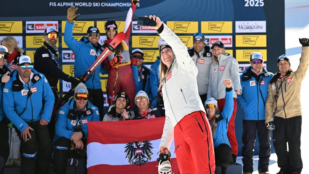 Conny Hütter machte ein Selfie mit dem ÖSV-Team rund um Medaillengewinnerin Mirjam Puchner. 