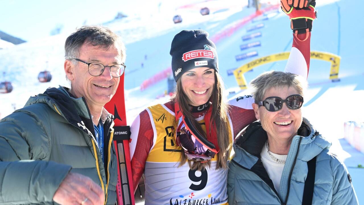 Mirjam Puchner mit ihren Eltern. 
