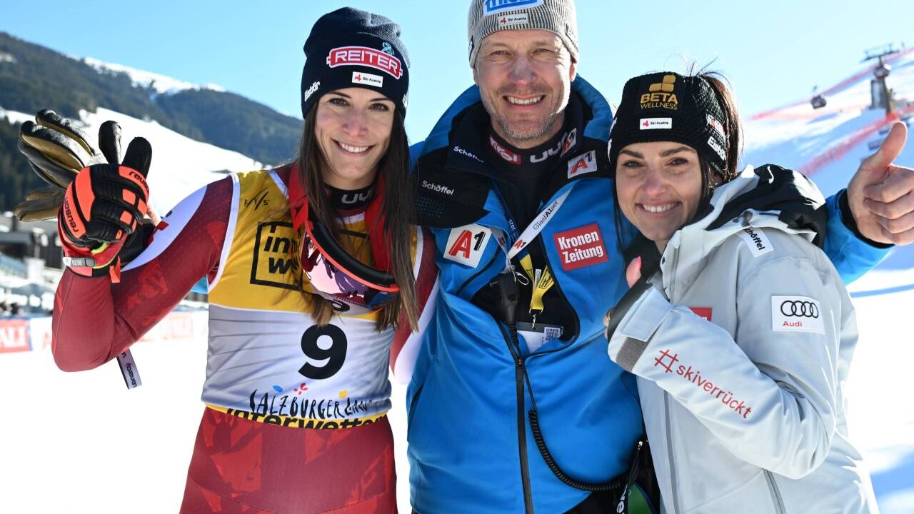 Damen Cheftrainer Roland Assinger mit Abfahrts-Vizeweltmeisterin Mirjam Puchner und Super-G-Weltmeisterin Stephanie Venier. 