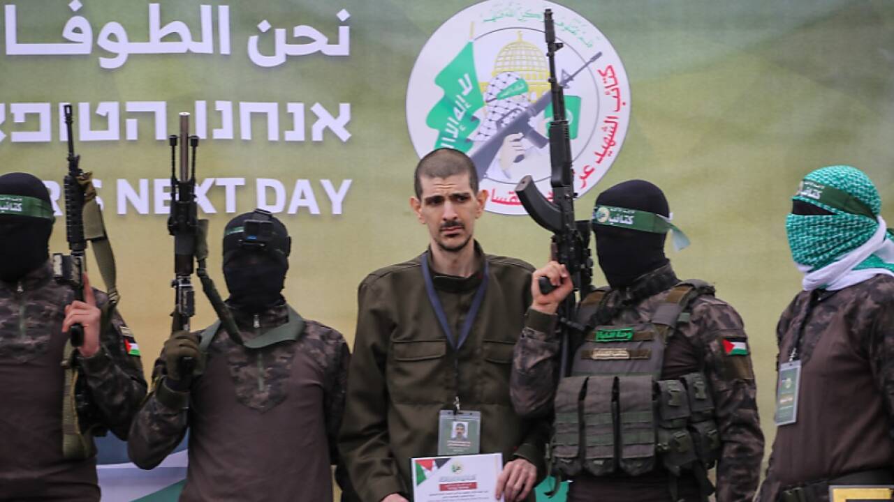 Terroristen führten Geisel Sharabi auf einem Podium vor 