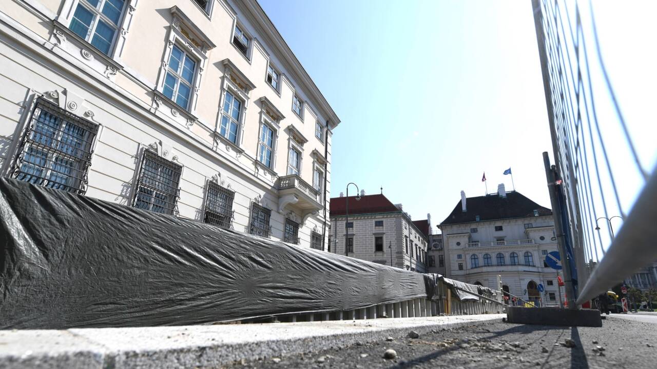 Die Baustelle am Ballhausplatz in Wien aufgenommen am Freitag, 8. September 2017. Das Regierungsviertel bekommt nun doch keine Mauerblöcke zum Schutz gegen Terror-Angriffe. Die Bauarbeiten wurden im Auftrag des Bundeskanzlers gestoppt. Die Baustelle am Ballhausplatz in Wien aufgenommen am Freitag, 8. September 2017. Das Regierungsviertel bekommt nun doch keine Mauerblöcke zum Schutz gegen Terror-Angriffe. Die Bauarbeiten wurden im Auftrag des Bundeskanzlers gestoppt.