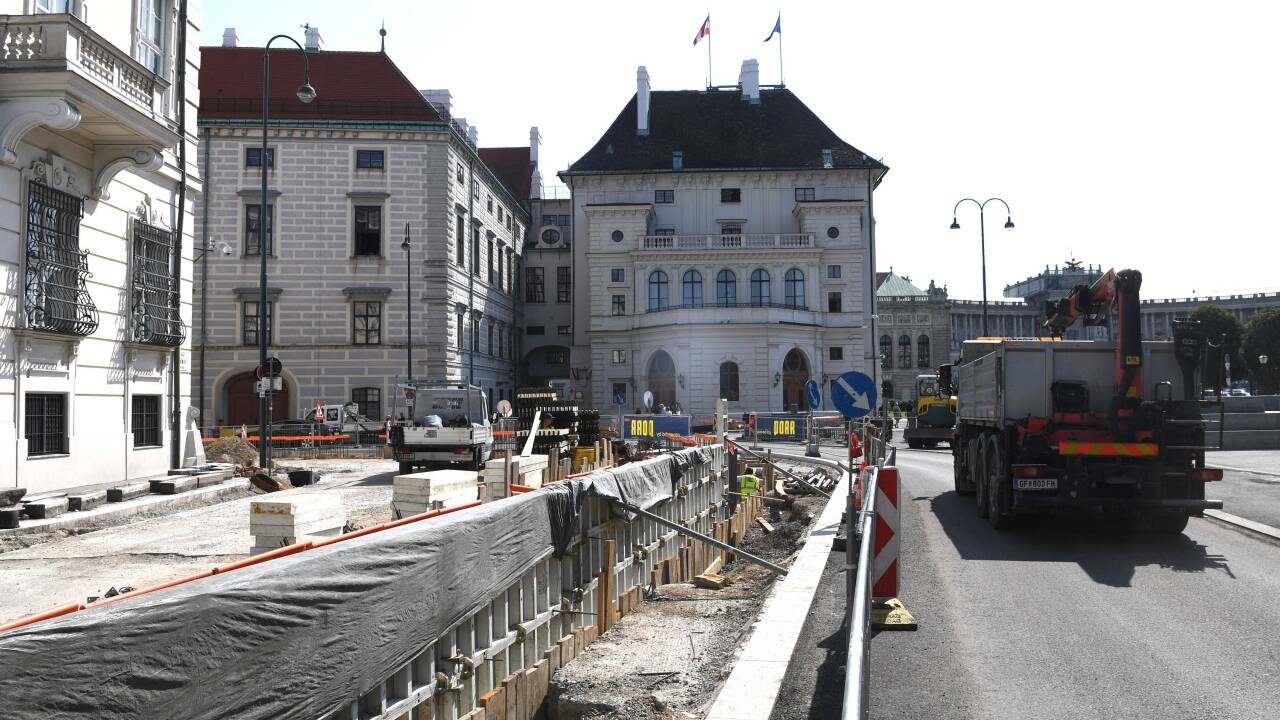Die Baustelle am Ballhausplatz in Wien aufgenommen am Freitag, 8. September 2017. Das Regierungsviertel bekommt nun doch keine Mauerblöcke zum Schutz gegen Terror-Angriffe. Die Bauarbeiten wurden im Auftrag des Bundeskanzlers gestoppt. Die Baustelle am Ballhausplatz in Wien aufgenommen am Freitag, 8. September 2017. Das Regierungsviertel bekommt nun doch keine Mauerblöcke zum Schutz gegen Terror-Angriffe. Die Bauarbeiten wurden im Auftrag des Bundeskanzlers gestoppt.