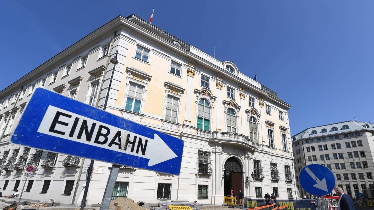 Die Baustelle am Ballhausplatz in Wien aufgenommen am Freitag, 8. September 2017. Das Regierungsviertel bekommt nun doch keine Mauerblöcke zum Schutz gegen Terror-Angriffe. Die Bauarbeiten wurden im Auftrag des Bundeskanzlers gestoppt. Die Baustelle am Ballhausplatz in Wien aufgenommen am Freitag, 8. September 2017. Das Regierungsviertel bekommt nun doch keine Mauerblöcke zum Schutz gegen Terror-Angriffe. Die Bauarbeiten wurden im Auftrag des Bundeskanzlers gestoppt.