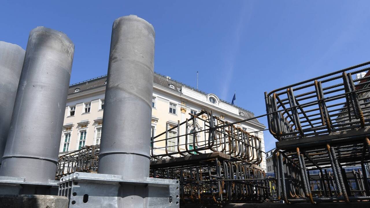 Die Baustelle am Ballhausplatz in Wien aufgenommen am Freitag, 8. September 2017. Das Regierungsviertel bekommt nun doch keine Mauerblöcke zum Schutz gegen Terror-Angriffe. Die Bauarbeiten wurden im Auftrag des Bundeskanzlers gestoppt. Die Baustelle am Ballhausplatz in Wien aufgenommen am Freitag, 8. September 2017. Das Regierungsviertel bekommt nun doch keine Mauerblöcke zum Schutz gegen Terror-Angriffe. Die Bauarbeiten wurden im Auftrag des Bundeskanzlers gestoppt.