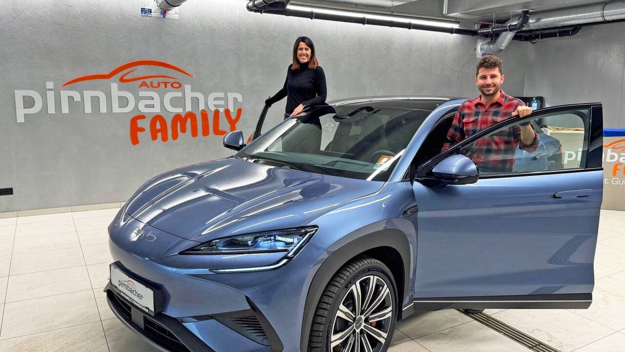 Eva Dicklberger und Alexander Moldan von Auto Pirnbacher mit dem ersten Modell der Marke BYD. pirnbacher 