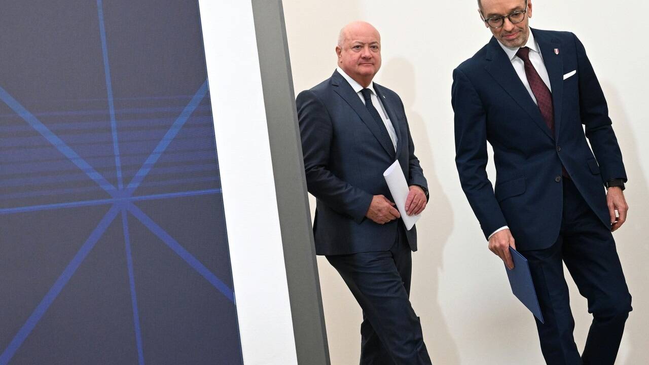 Bei Einschnitten bei der Sozialhilfe besteht große Einigkeit: ÖVP-Chef Stocker und FPÖ-Chef Kickl. Bei Einschnitten bei der Sozialhilfe besteht große Einigkeit: ÖVP-Chef Stocker und FPÖ-Chef Kickl.
