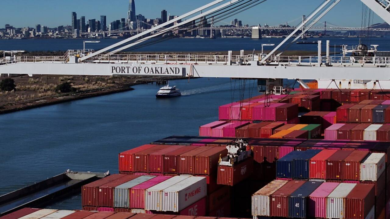 Containerschiffe im Hafen von Oakland, Kalifornien. Die USA importieren etwa ein Viertel ihres Stahl- und die Hälfte ihres Aluminiumbedarfs. Containerschiffe im Hafen von Oakland, Kalifornien. Die USA importieren etwa ein Viertel ihres Stahl- und die Hälfte ihres Aluminiumbedarfs.
