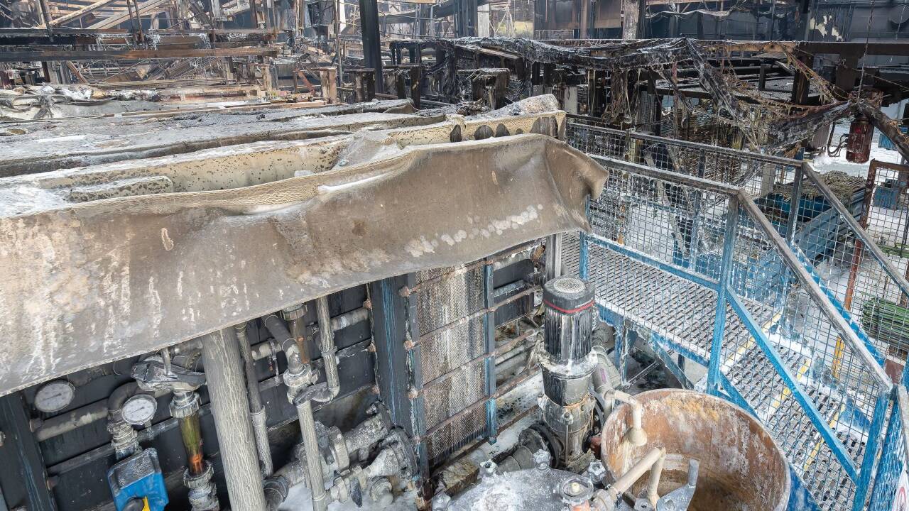 Der Großbrand hat die Maco-Produktionshalle schwer verwüstet. Das Gebäude ist laut Einschätzung der Berufsfeuerwehr einsturzgefährdet.  