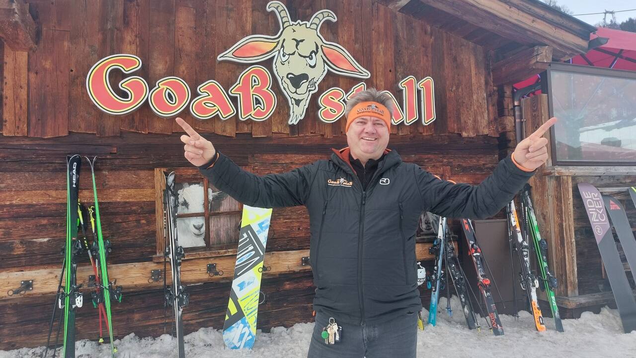 Toni Enn vor seinem Goaßstall an der Reiterkogelbahn in Hinterglemm. 