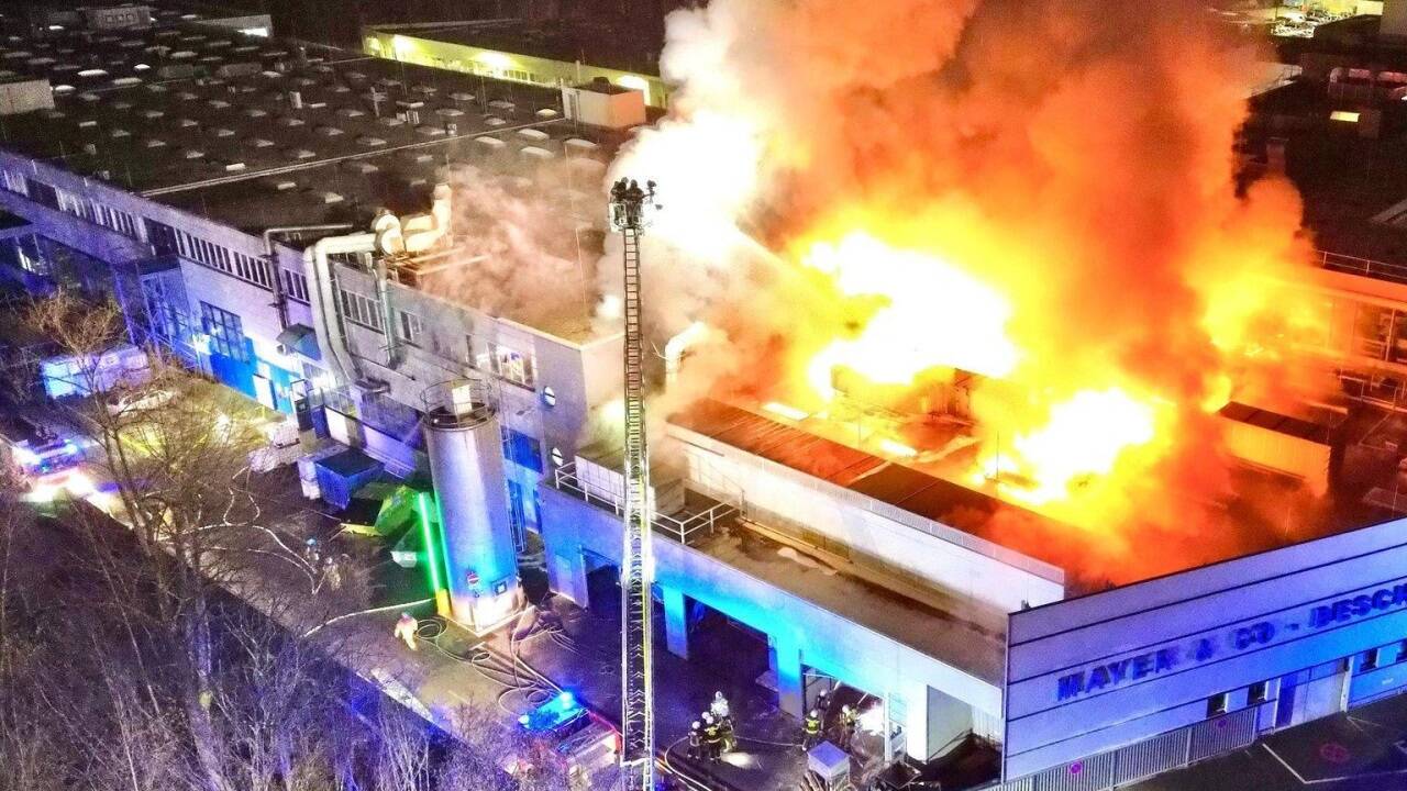 150 Einsatzkräfte von Berufsfeuerwehr und freiwilligen Feuerwehren standen in der Nacht auf Freitag bei der Beschlägefirma Maco im Löscheinsatz.  