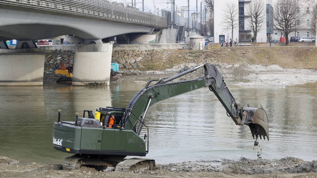 Arbeiten neben der Eisenbahnbrücke.  