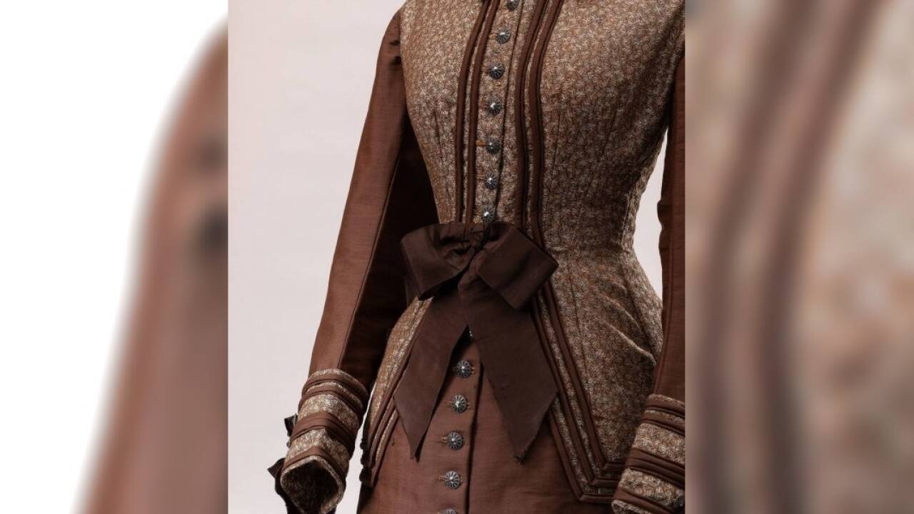 Besuchskleid, um 1885, Seide, Wolle. 