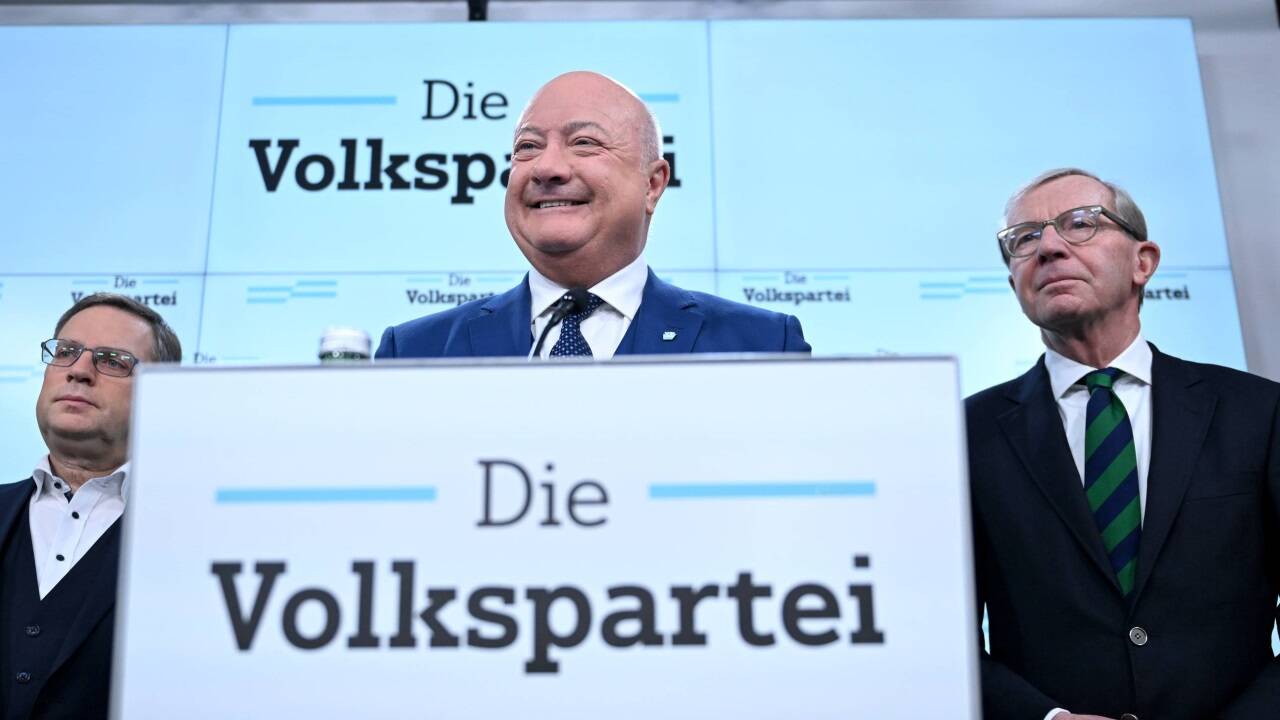 Landeshauptmann Wilfried Haslauer (rechts) an der Seite von ÖVP-Chef Christian Stocker.  