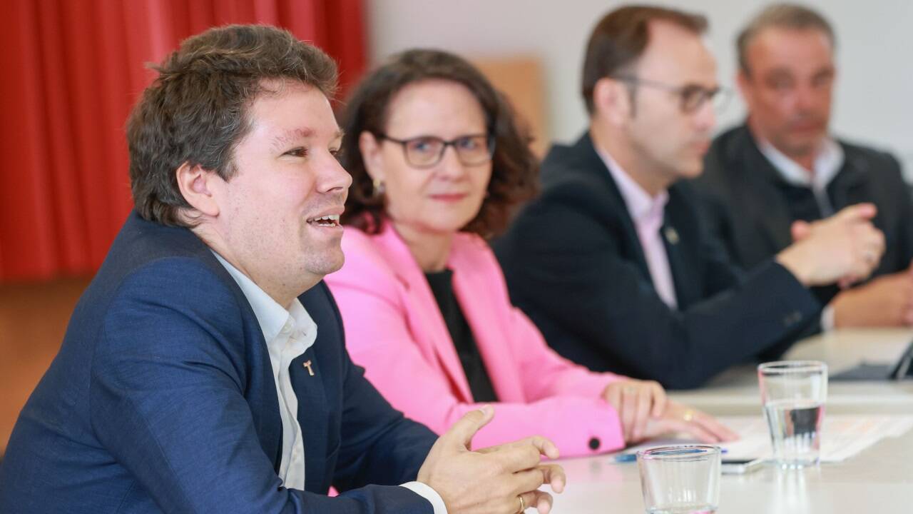 Im April 2023 verkündeten Landesrätin Daniela Gutschi, der damalige Vizebgm. Bernhard Auinger und Thomas Hofer von planquadrat den „Rettungsplan“. Die Freude bei Direktor Christoph Sebald (l.) war groß.  