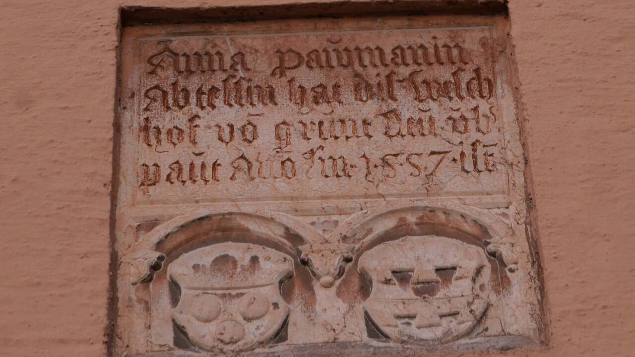 Die drei runden Formen im betrachterseitig linken Wappen geben auch noch nach Jahrhunderten Rätsel auf.  