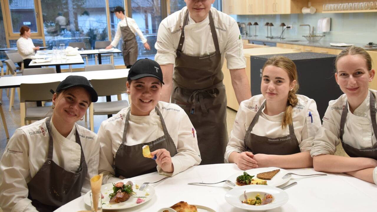 Nach der Fachprüfung sind die Schüler/-innen erleichtert beim Gustieren ihrer auf den Tisch gezauberten Kreationen. Nun heißt es für Katharina Steindl (v. l.), Olivia Winkelhofer, Sebastian Stadler, Elisabeth Pöllmann und Magdalena Draxl genießen.  Nach der Fachprüfung sind die Schüler/-innen erleichtert beim Gustieren ihrer auf den Tisch gezauberten Kreationen. Nun heißt es für Katharina Steindl (v. l.), Olivia Winkelhofer, Sebastian Stadler, Elisabeth Pöllmann und Magdalena Draxl genießen.