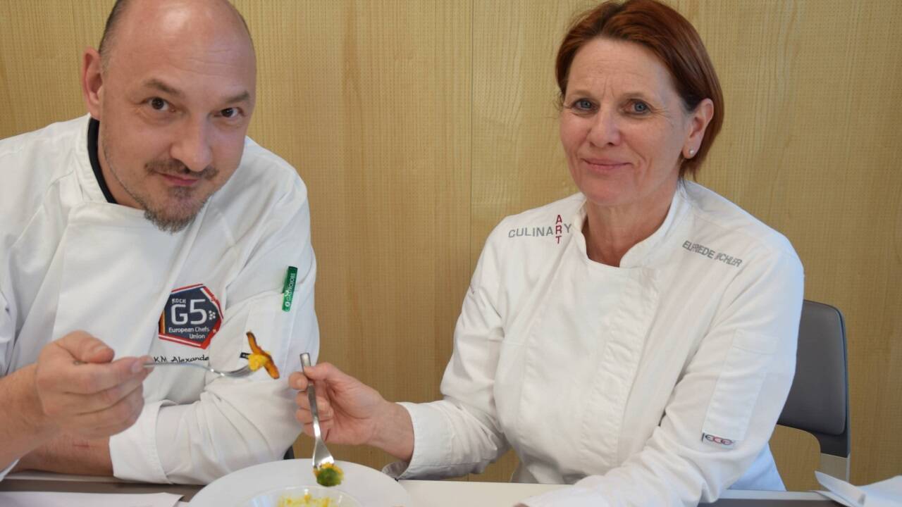 Alexander Stockl und Elfriede Bichler beim Verkosten.  Alexander Stockl und Elfriede Bichler beim Verkosten.