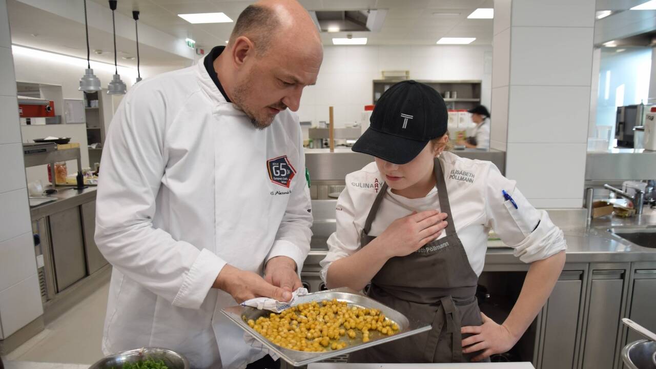 Alexander Stockl ist helfende Hand in der Schulküche.  Alexander Stockl ist helfende Hand in der Schulküche.