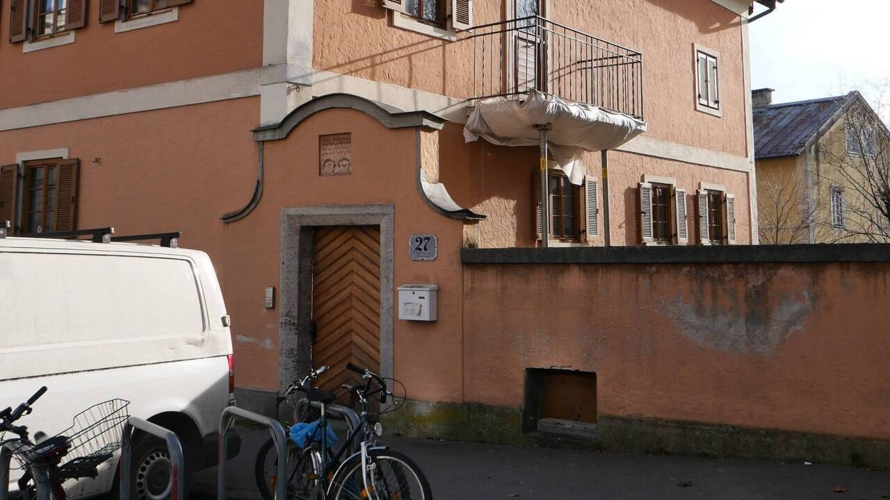 Das Haus in der Nonntaler Hauptstraße 27 in Salzburg mit der rund fünfhundert Jahre alten Steintafel.  