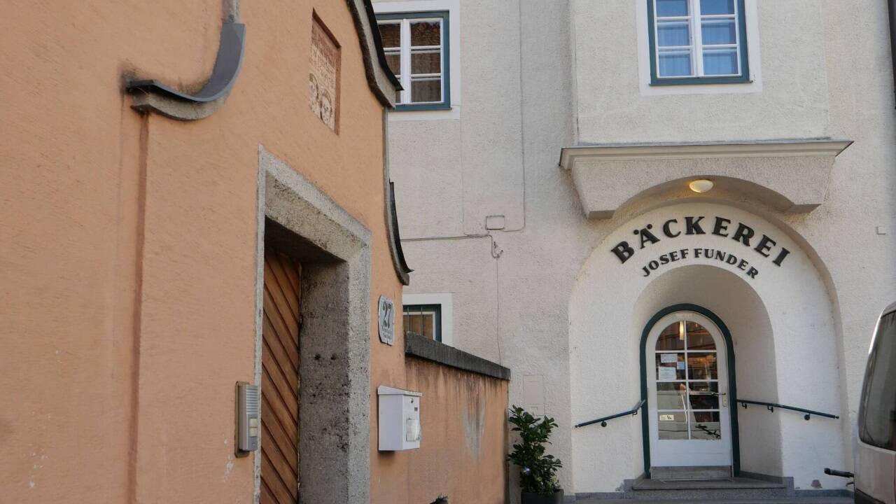 Das Haus in der Nonntaler Hauptstraße 27 in Salzburg mit der rund fünfhundert Jahre alten Steintafel.  