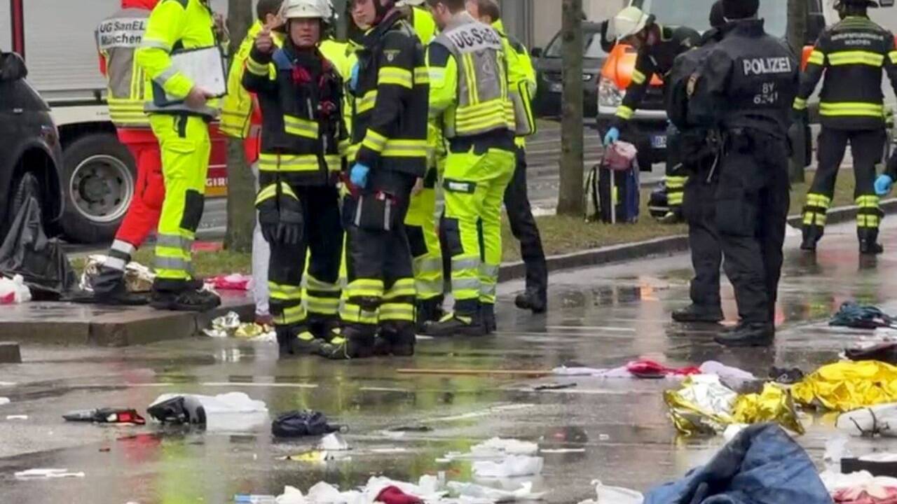 Rettungskräfte stehen in der Nähe des Einsatzortes. 