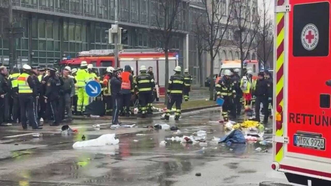 Rettungskräfte stehen in der Nähe des Einsatzortes. 