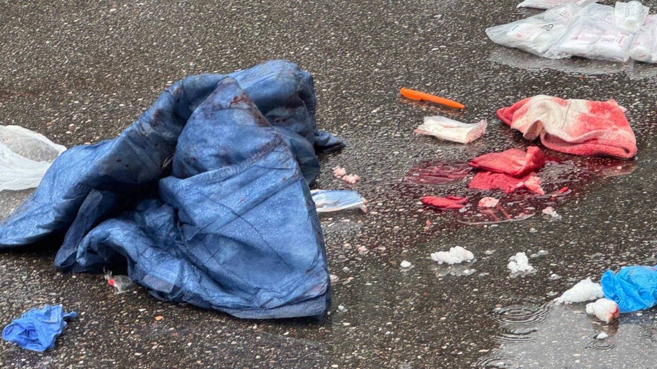 Erste-Hilfe-Untensilien liegen in der Nähe Einsatzortes. 