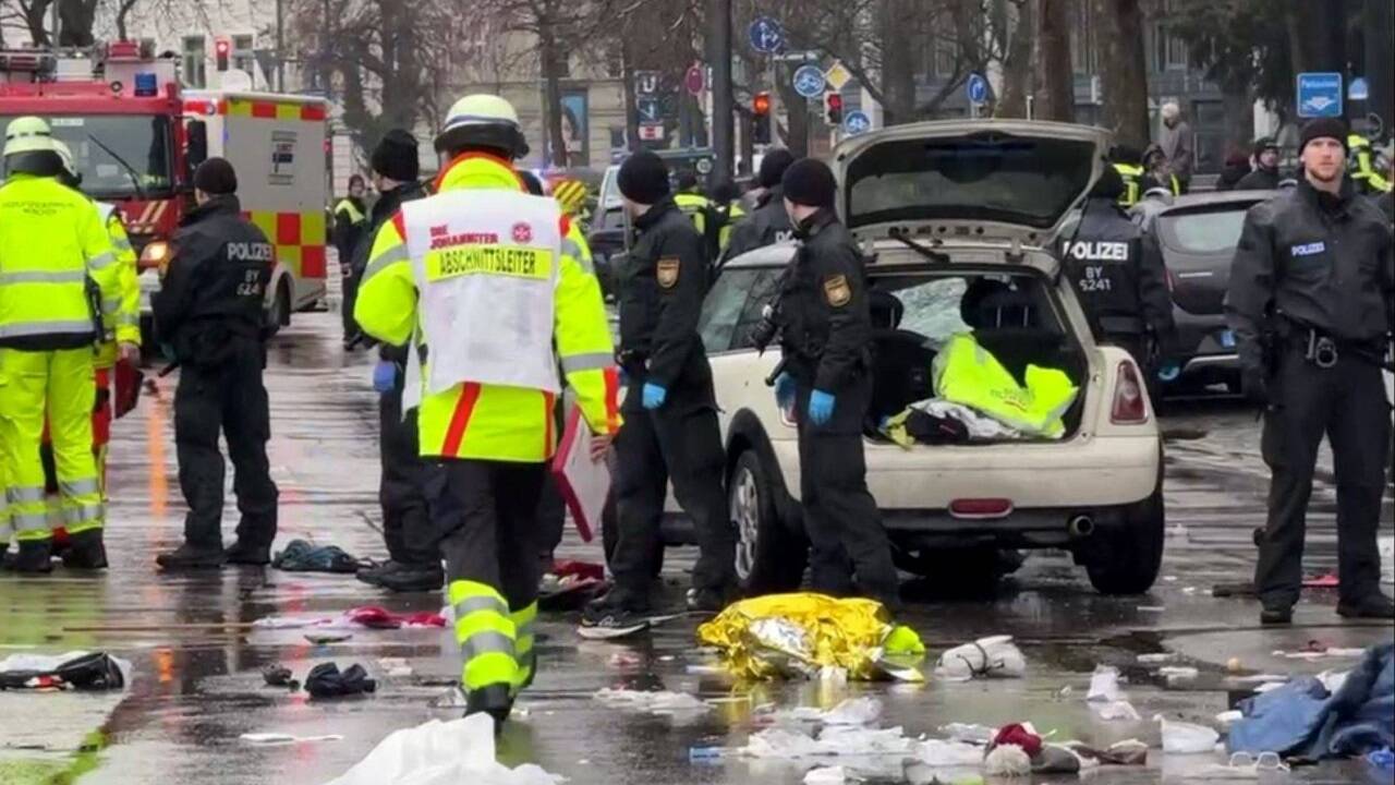 Polizisten untersuchen ein Auto in der Nähe des Einsatzortes. In der Münchner Innenstadt ist ein Fahrzeug in eine Menschengruppe gefahren. 