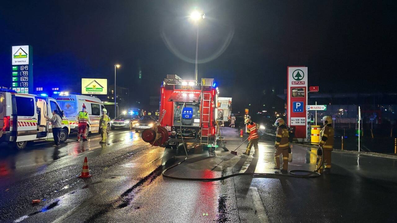 Die Feuerwehr reinigte die Unfallstelle. 
