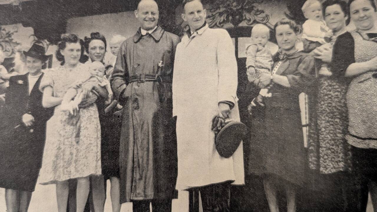 Ein wichtiges Puzzleteil in der Recherche: Oberbefehlshaber Hilgenfeldt und Gauleiter Rainer (Mitte) „besuchen die Mütter im Heim Oberrain“ heißt es 1941 in den „Nachrichten der NS-Volkswohlfahrt Gau Salzburg.“ 