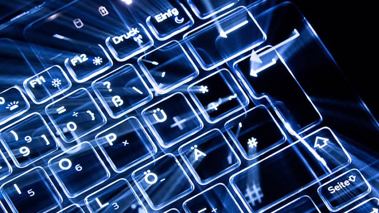 Über Monate hinweg manipulierten die Betrüger ihr Opfer via E-Mail. 