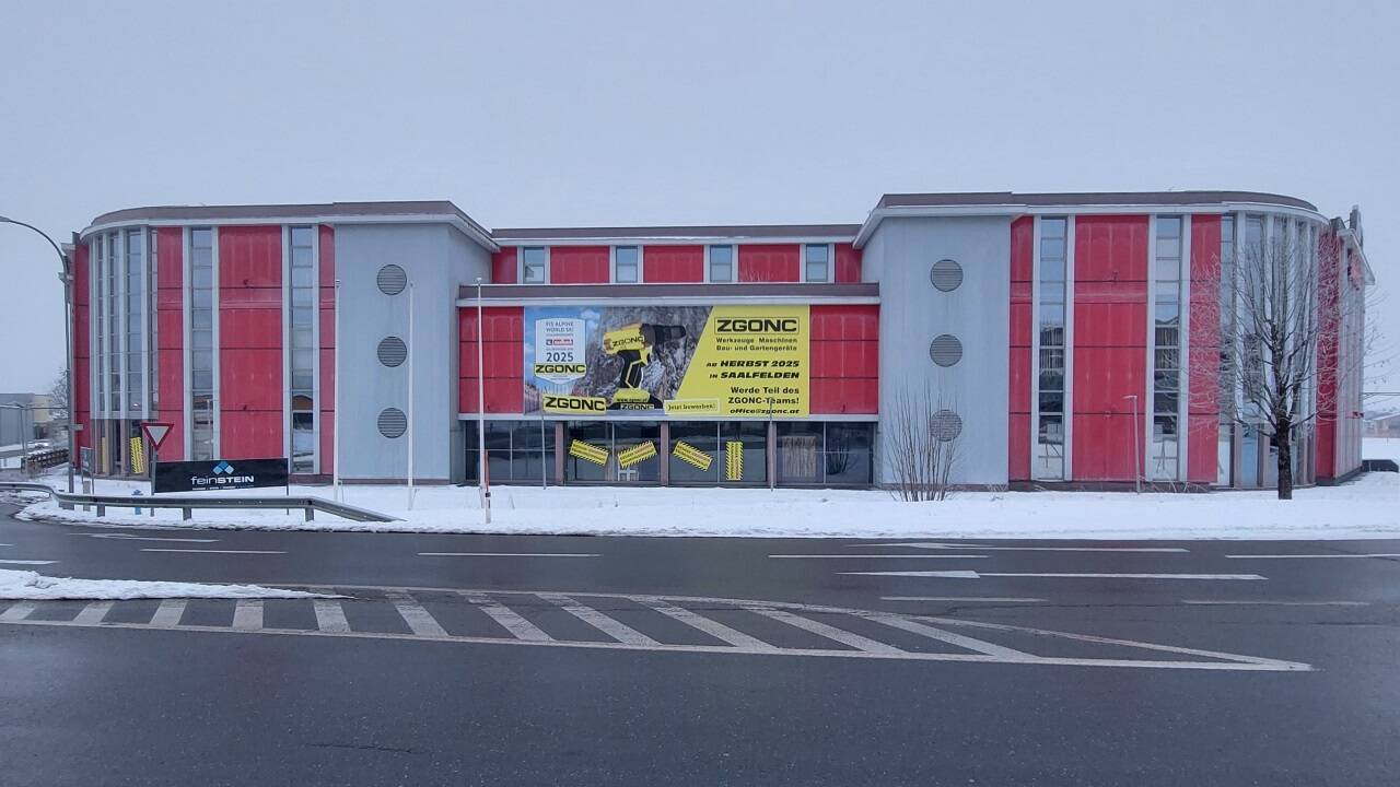 Zgonc wirbt auf dem leer stehenden Kika-Gebäude mit einem Transparent für seinen zukünftigen Standort in Saalfelden und um Arbeitskräfte. 