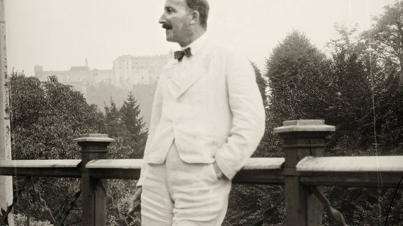 Stefan Zweig auf der Veranda in der Villa am Kapuzinerberg.  