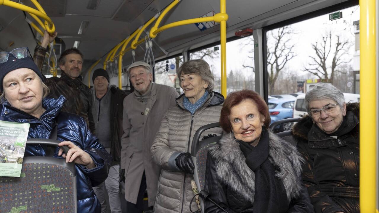 Anrainer freuen sich über die erste Fahrt im Bus mit der neuen Linie 17. 