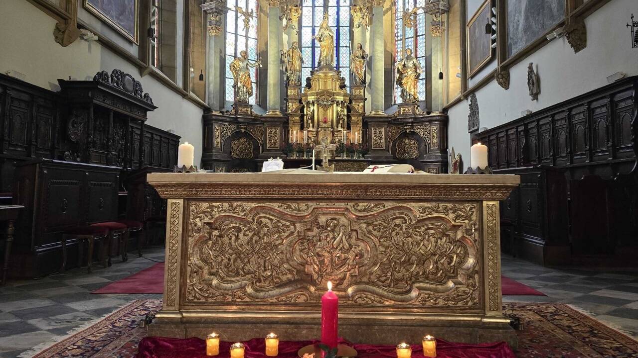 In der Stadtpfarrkirche St. Jakob brennen am Sonntag sechs Kerzen für die Opfer. 