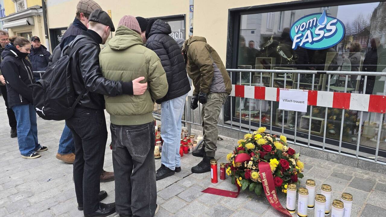 Die Freunde des getöteten Alex an der Stelle, wo in der Villacher Innenstadt eine Trauerzone eingerichtet wurde. 