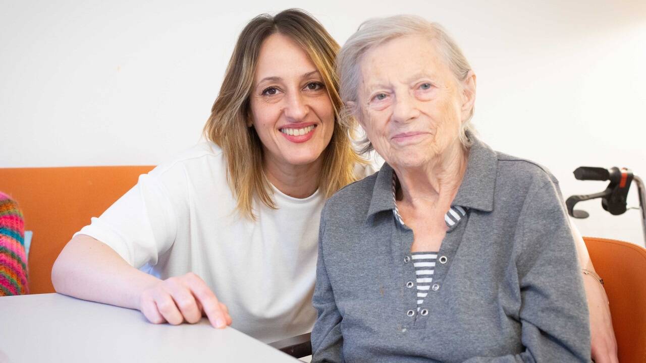 Die gebürtige Griechin Rula Vitou ist nostrifizierte Pflegefachassistentin – im Bild mit Bewohnerin Julianna Szegedi.  
