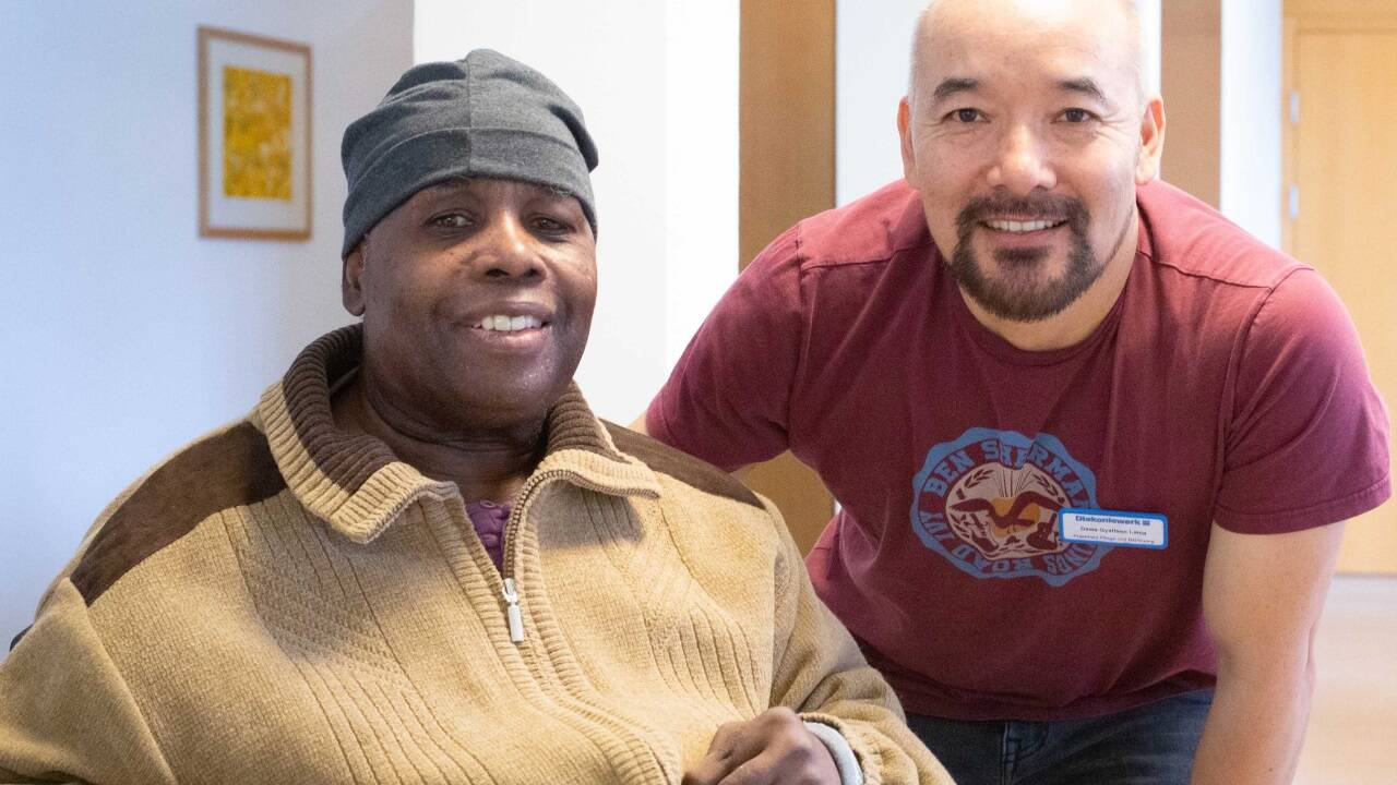 Dawa Gyaltsen Lama stammt aus Nepal, im Bild mit Bewohner Abevi Abbey. 