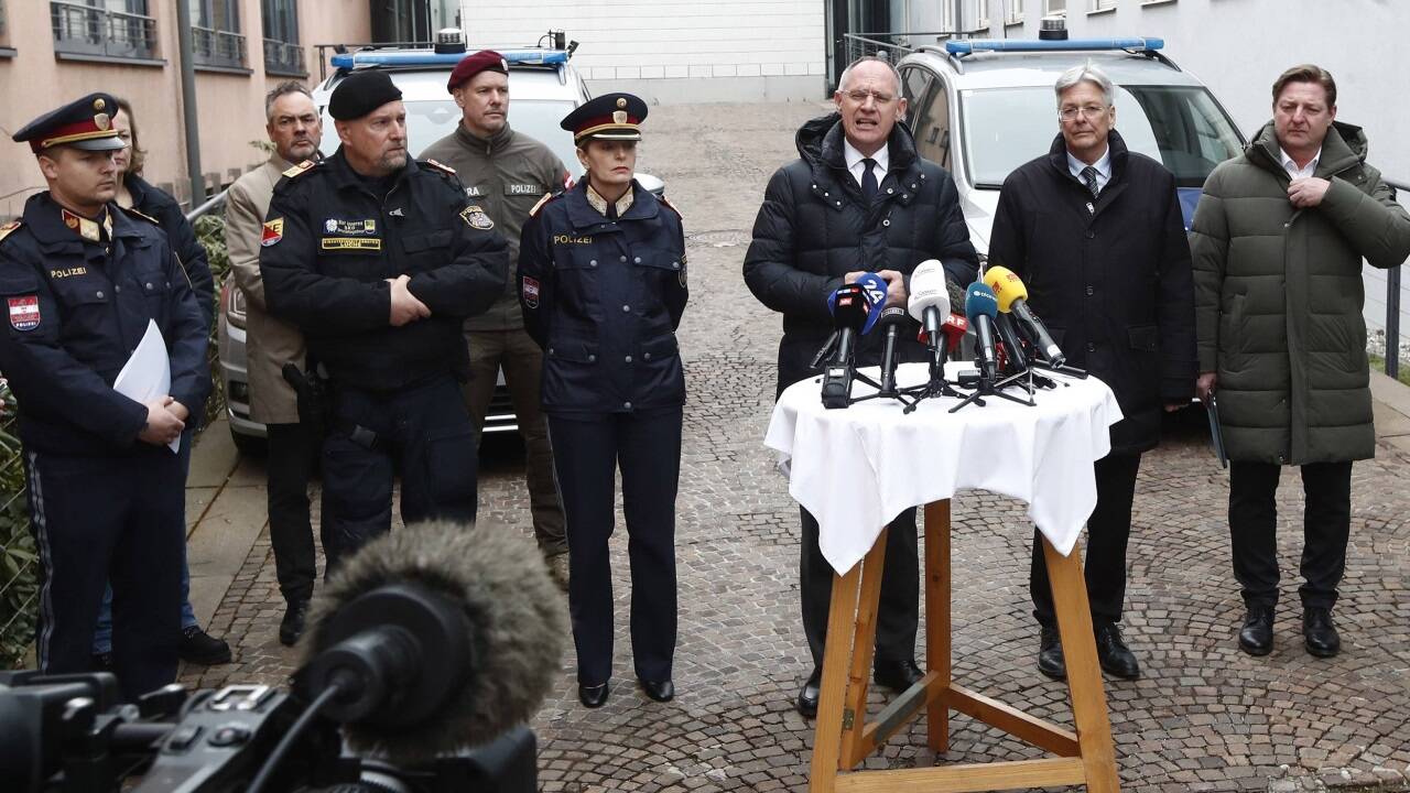 Landespolizeidirektorin Michaela Kohlweiß, Innenminister Gerhard Karner (ÖVP), Landeshauptmann Peter Kaiser (SPÖ) und Bürgermeister Günther Albel (SPÖ) am Sonntag im Rahmen einer Pressekonferenz zum Messerattentat in Villach.  