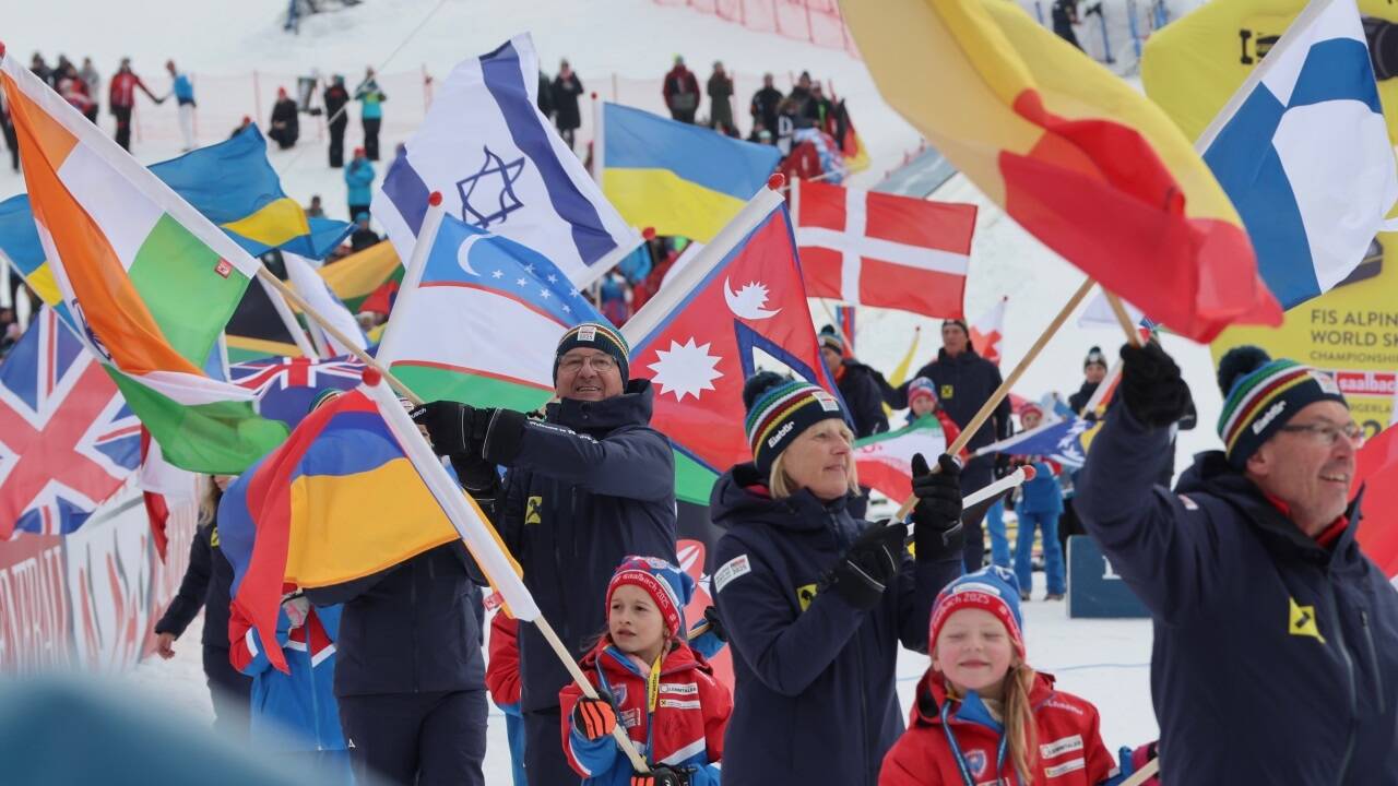 Die Ski-WM wurde mit einem bunten Flaggenmeer der Wettkampfnationen im Zielgelände beendet.  