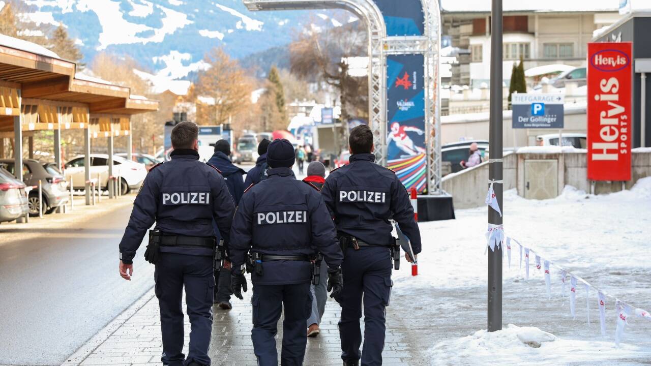 Vertreter von der Polizei bei einem ausführlichen Ortsaugenschein in allen WM-Bereichen 